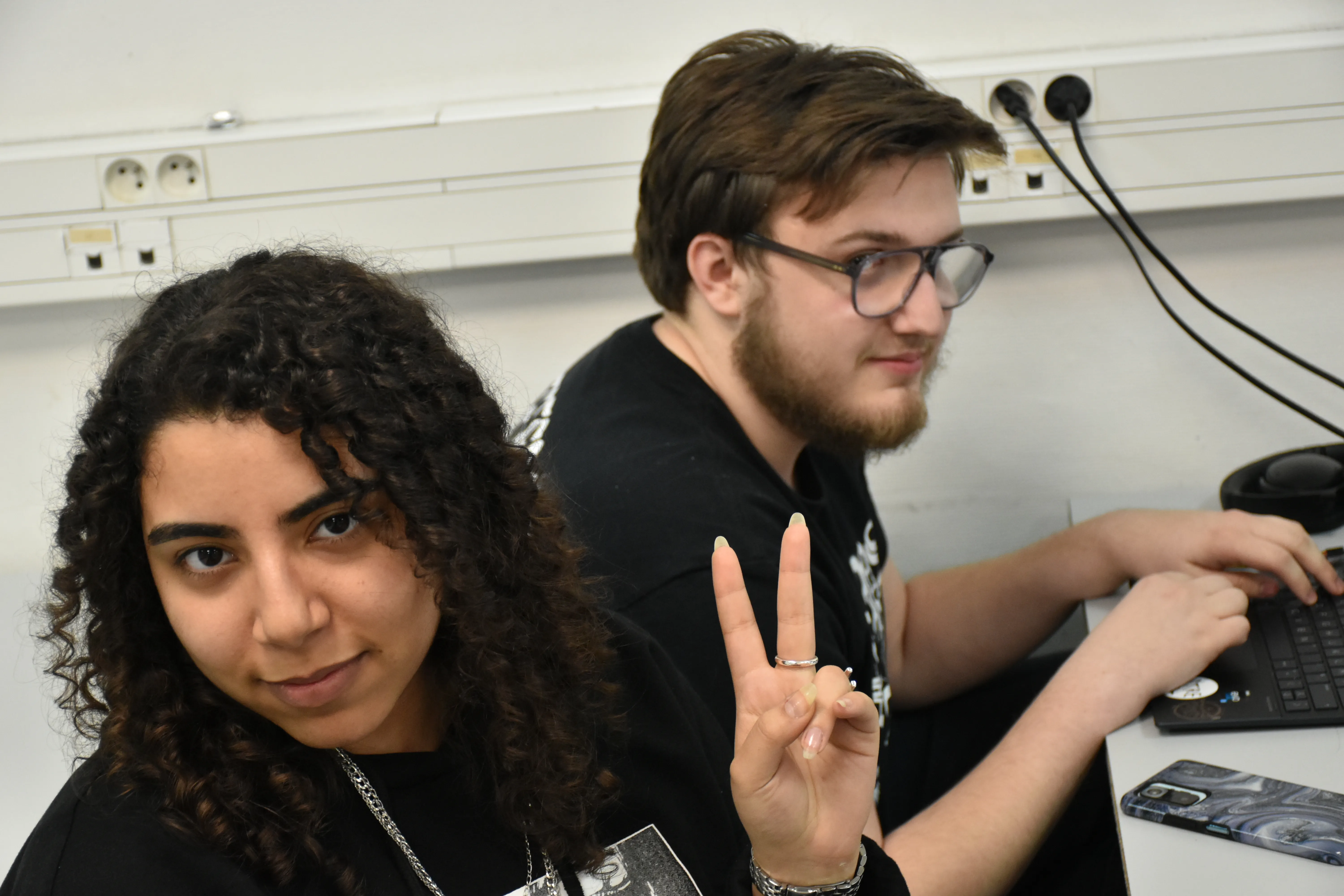 Juliena et Léo entrain de travailler